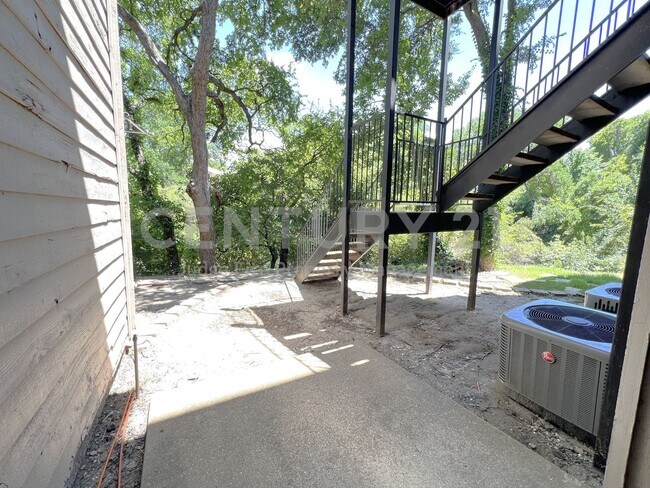 Building Photo - Ground-Level 1/1 Open Condo in Dallas!