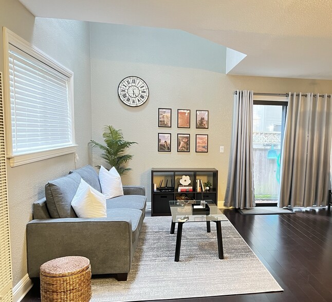Living Room - 1905 Windmill Cir