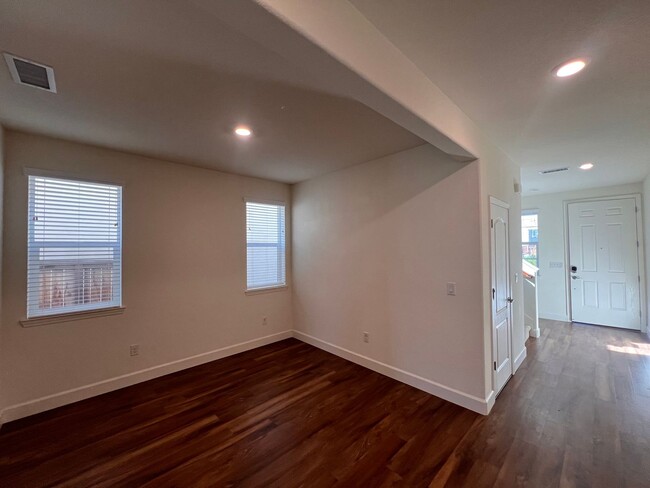 Building Photo - **MOVE-IN SPECIAL $500 OFF 1st Month** Lar...