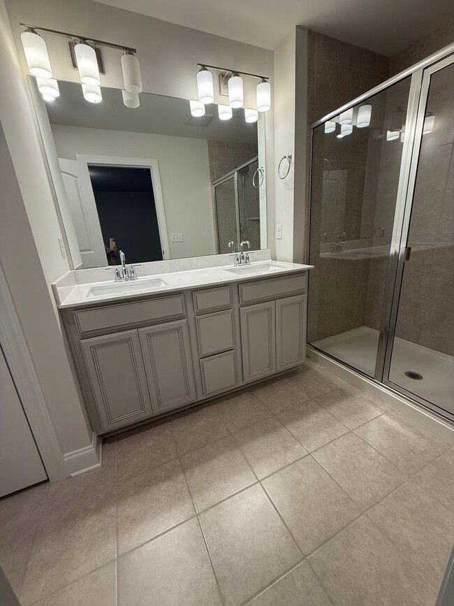 Building Photo - Three Bedroom Townhome Close to Columbia S...