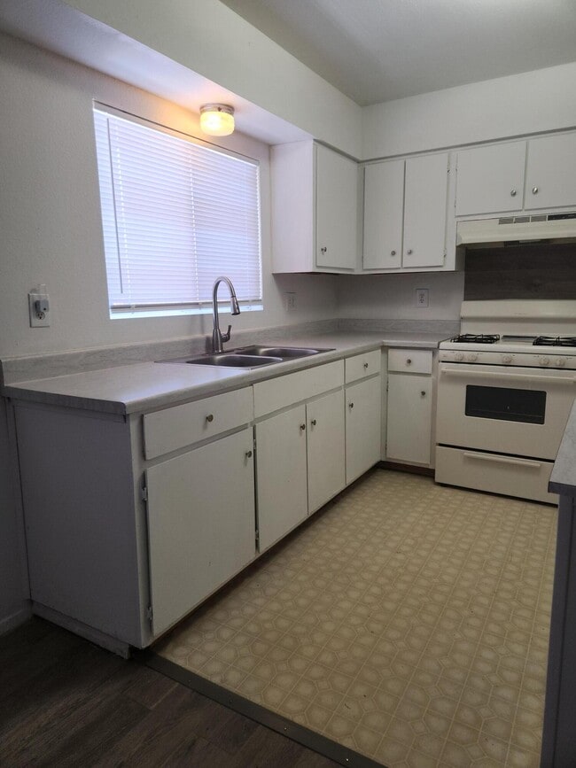 Building Photo - 1212 Chelwood Park Blvd NE