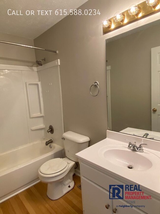 Building Photo - End Unit Conveniently Located 2BR/1.5BA Ap...