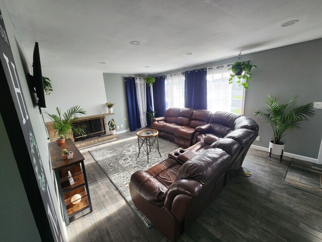 Building Photo - 2075 E Alder St