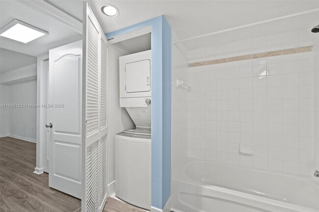 Building Photo - 1200 Brickell Bay Dr