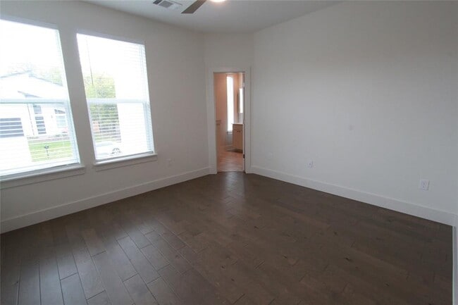 Building Photo - 1204 Cometa St