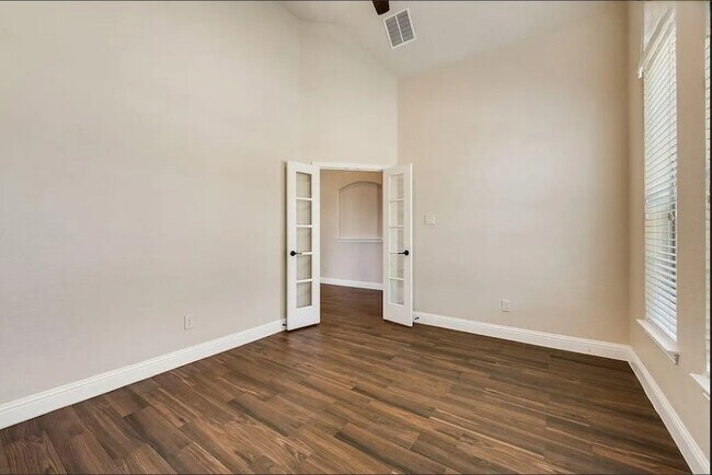 Building Photo - 2216 Grant Pk Wy