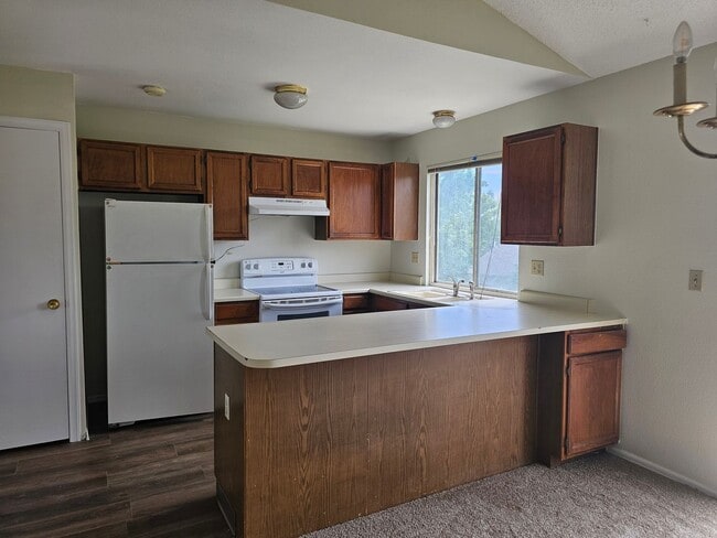 Building Photo - 2 Bedroom Home with Large Yard - Close to Waneka Lake Park