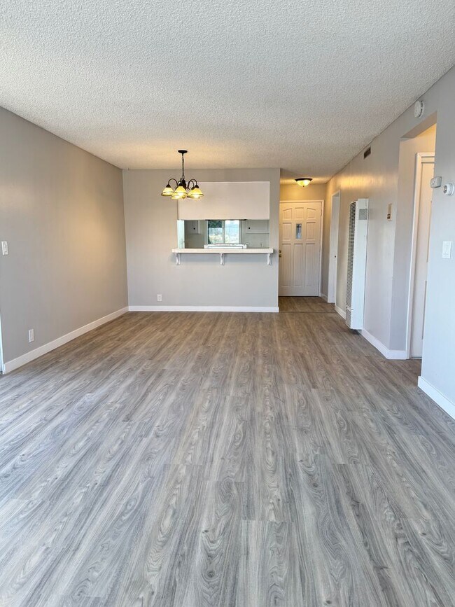 Building Photo - 2-Bedroom Residence with Front-Row Views on Lively 2nd Street