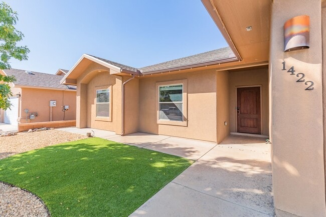 Building Photo - Beautiful 3 Bed 2 Bath Home