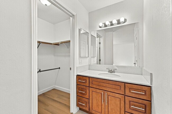 Building Photo - 560 Glenburry Way