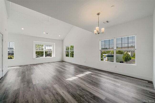 Building Photo - 725 Eastview Dr