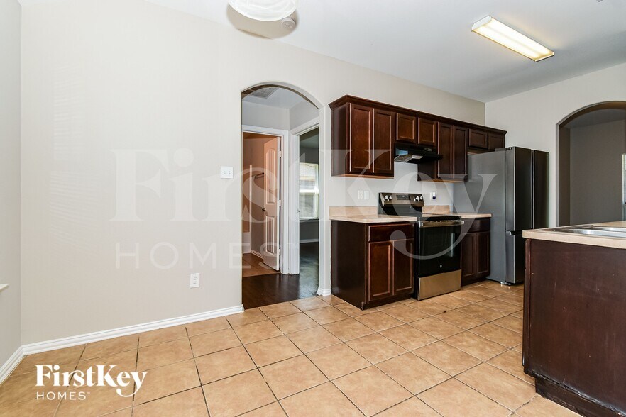 Building Photo - 1818 Willowbrook Dr