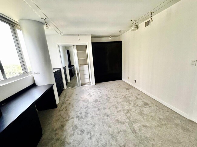 Building Photo - 2025 Brickell Ave