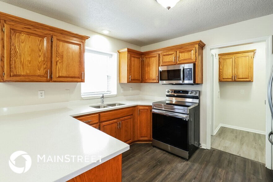 Building Photo - 1495 NW Yankee Dr