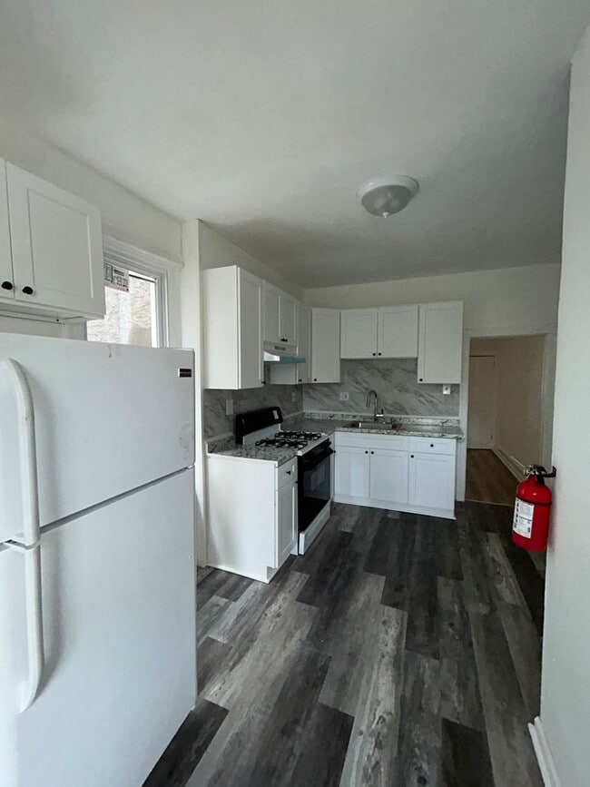 Building Photo - 3 BD / New renovation CO