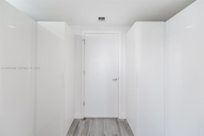 Building Photo - 1010 Brickell Ave