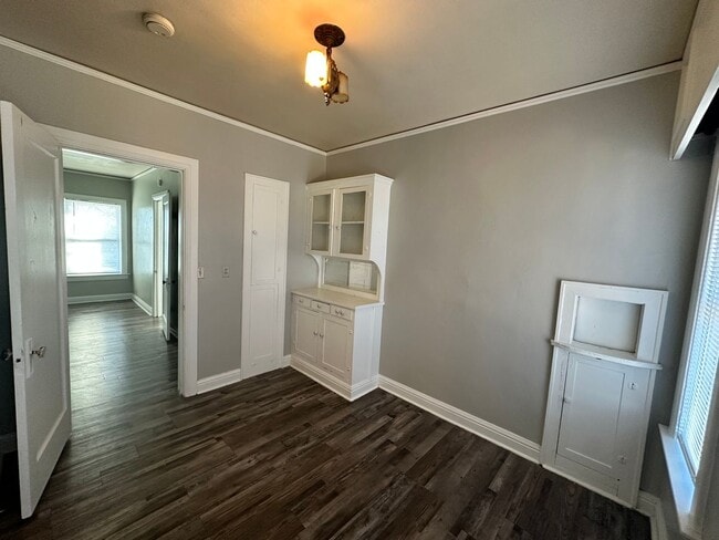 Building Photo - 216 W Oak Ave