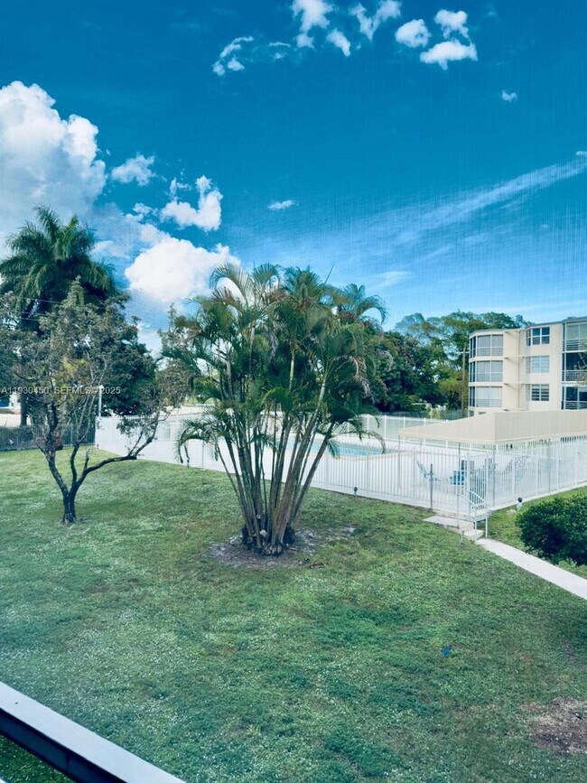 Building Photo - 1401 NE 191st St