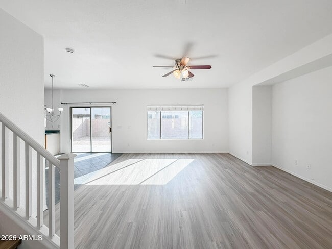 Building Photo - 1009 E Iris Dr