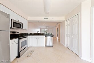 Building Photo - 4925 Sandra Bay Dr