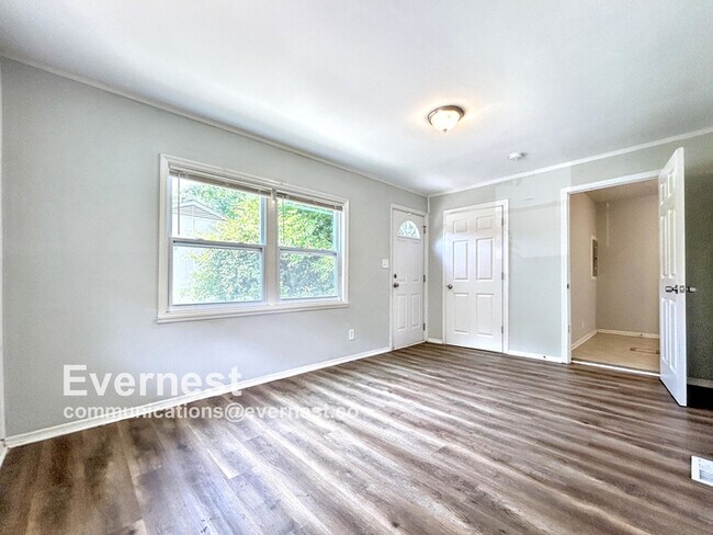 Building Photo - 3-Bedroom Home with Easy Access to Parks a...