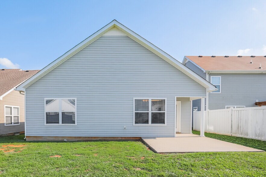 Building Photo - 1516 Beaconcrest Cir
