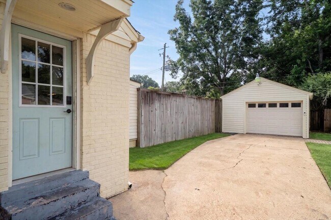 Building Photo - 3733 Charleswood Ave