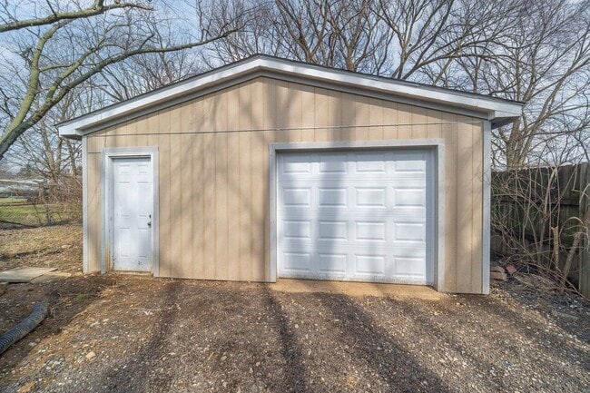Building Photo - Updated 2 Bedroom Ranch with Sunroom & Garage!