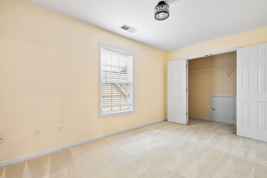 Building Photo - 847 Edgeley Ln