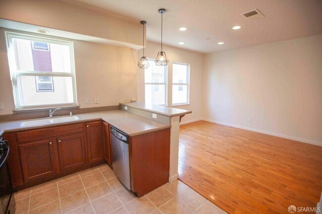 Building Photo - Beautiful updated 3-level, 3BR2.5BA and 2-car garage townhome!