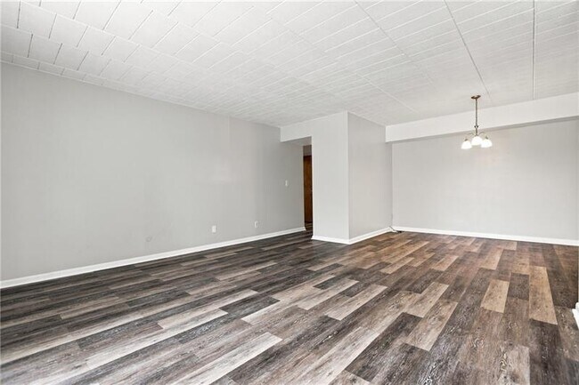 Building Photo - 533 Forest Green Dr