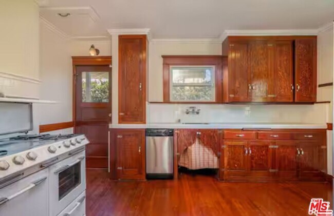 Building Photo - 4253 Fountain Ave