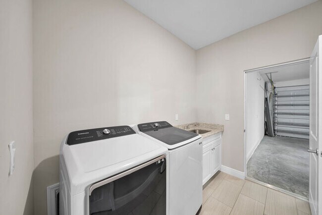 Building Photo - 1004 NW 35th Pl