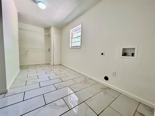 Building Photo - 3500 Loyola Ln