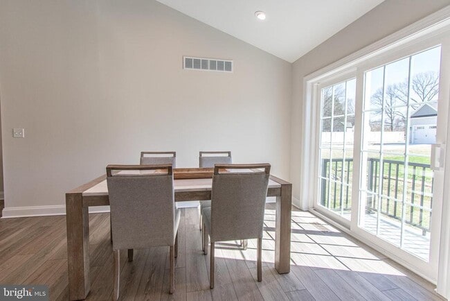 Building Photo - 14 Sandy Ln