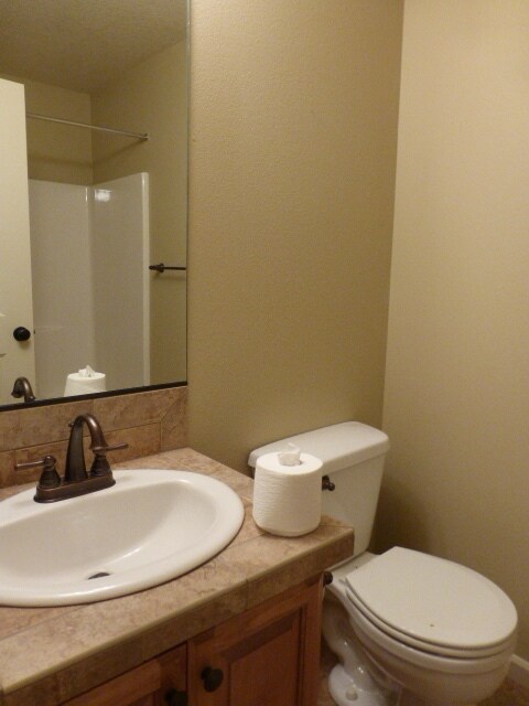 Building Photo - Bethany Town Home Available