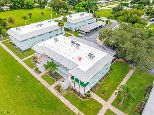 Building Photo - 3225 E Riverside Dr