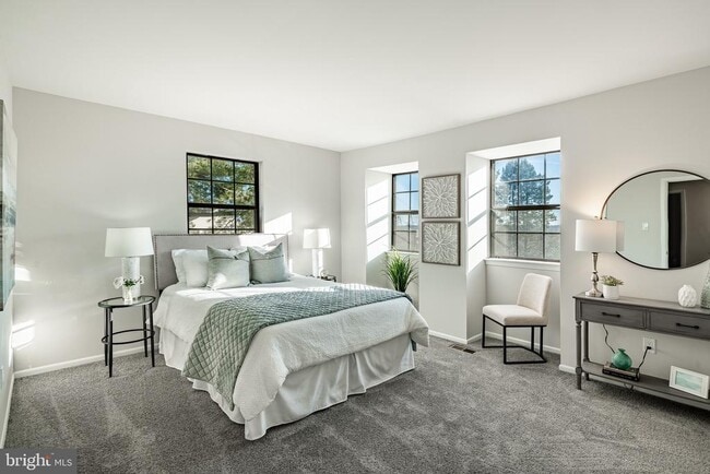 Building Photo - 233 Holly Dr