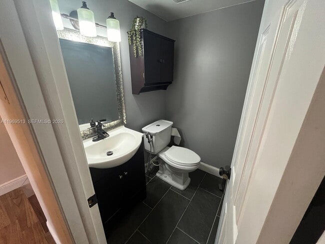 Building Photo - 271 W Park Dr