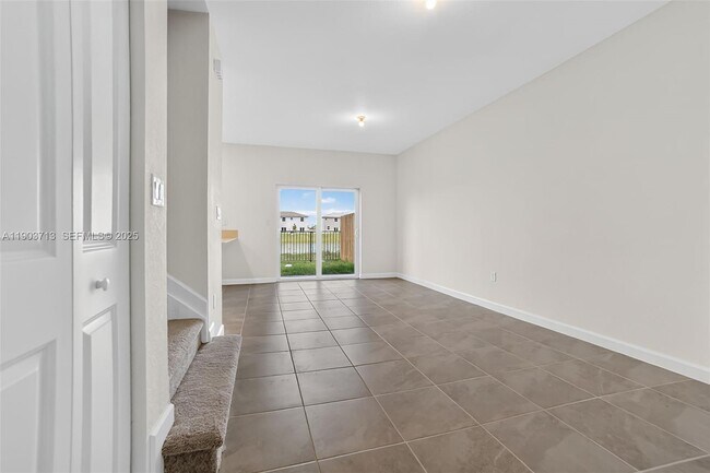 Building Photo - 2748 SE 26th Ave