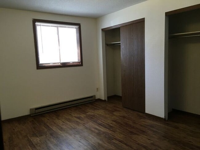 Building Photo - 6 Month lease special $100/mo off per mont...