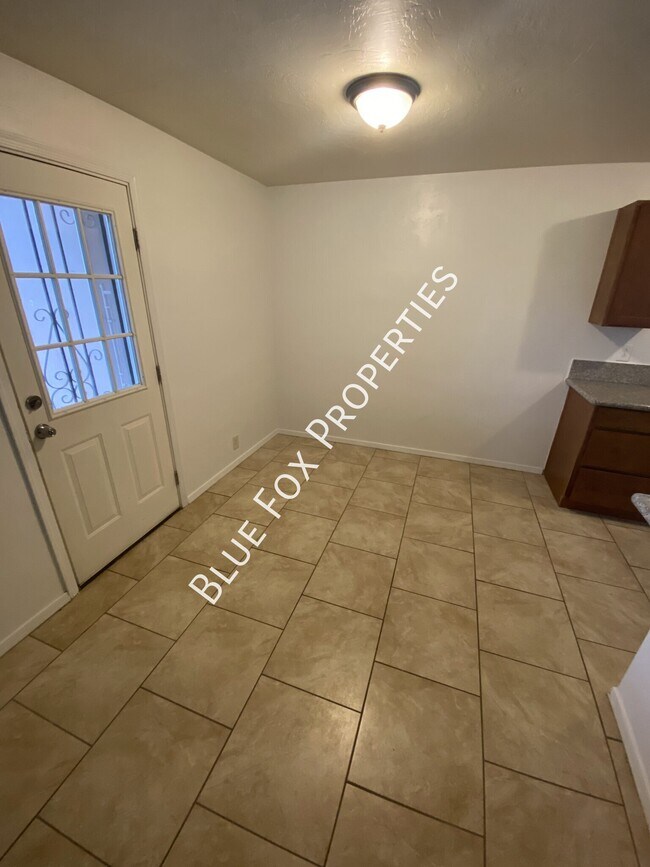 Building Photo - 3807 E Dover Stravenue