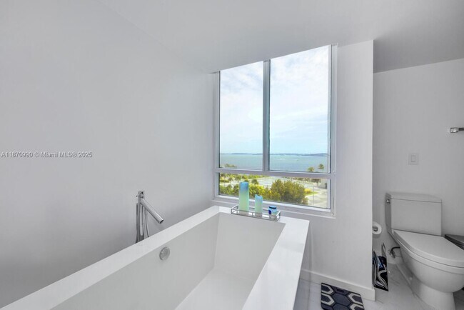 Building Photo - 2127 Brickell Ave
