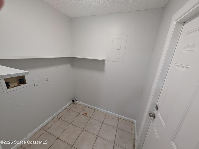 Building Photo - 322 Country Ln Dr