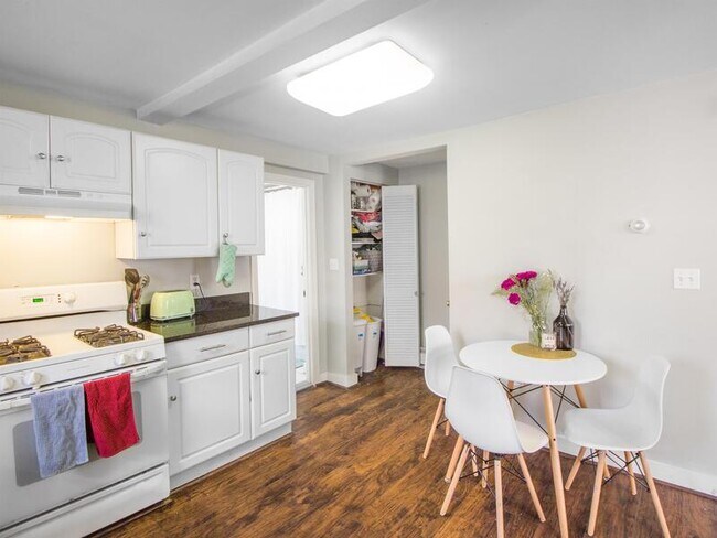 Building Photo - 123 Willow St