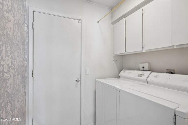 Building Photo - 2319 E Loma Vista Dr
