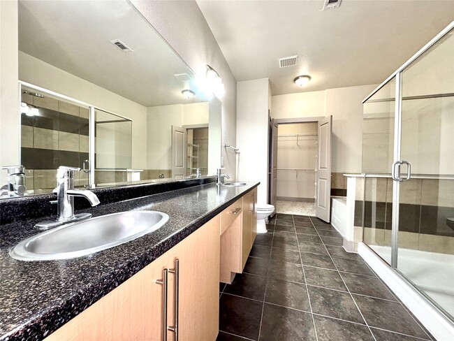 Building Photo - 3660 Richmond Ave.