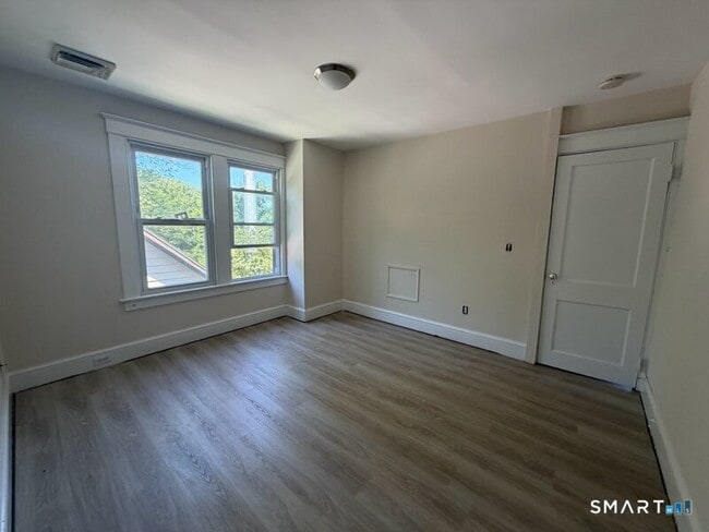 Building Photo - 887 Howe Ave