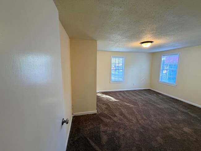 Building Photo - 2 Bedroom 1 Bath Home