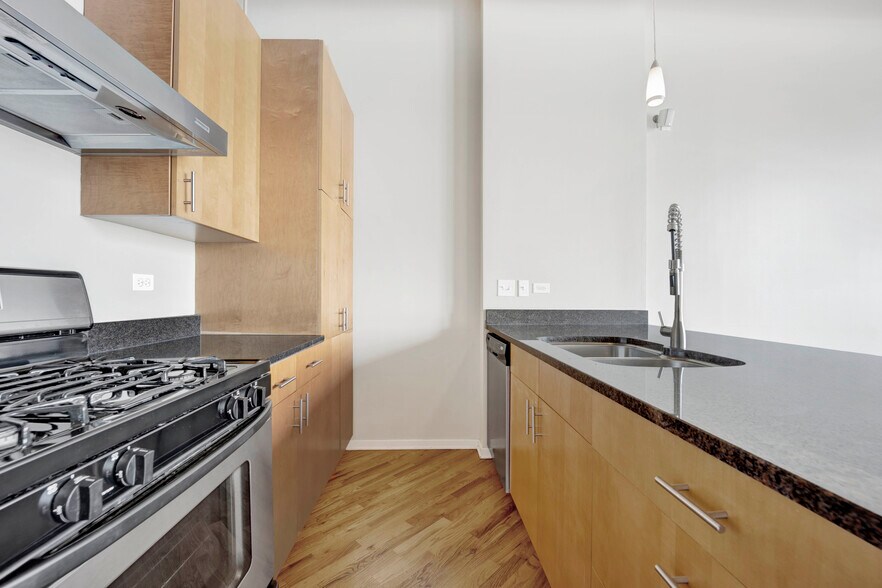 Building Photo - 1040 W Adams St